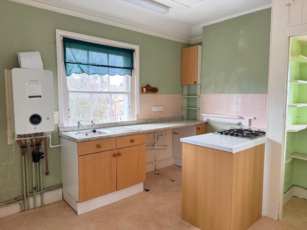 Lot: 133 - FREEHOLD BUILDING ARRANGED AS THREE FLATS PLUS BASEMENT - Kitchen of the top floor flat